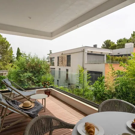 The Q Bliss - Your New 4-star Hideaway With A Garage Appartement
